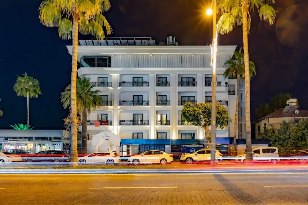 De'Manor Hotel +16